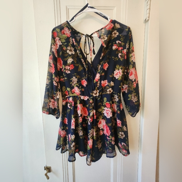 LOVE J Floral Shorts Romper Sz Small NWT - Picture 4 of 6